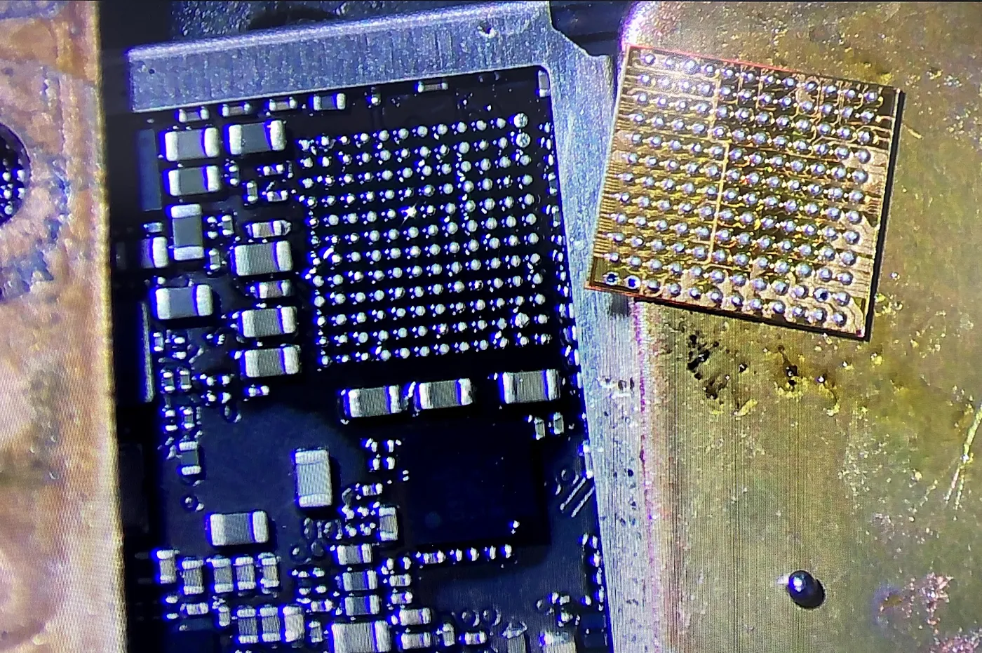 Een chip op een moederbord, onder de microscoop in de werkplaats