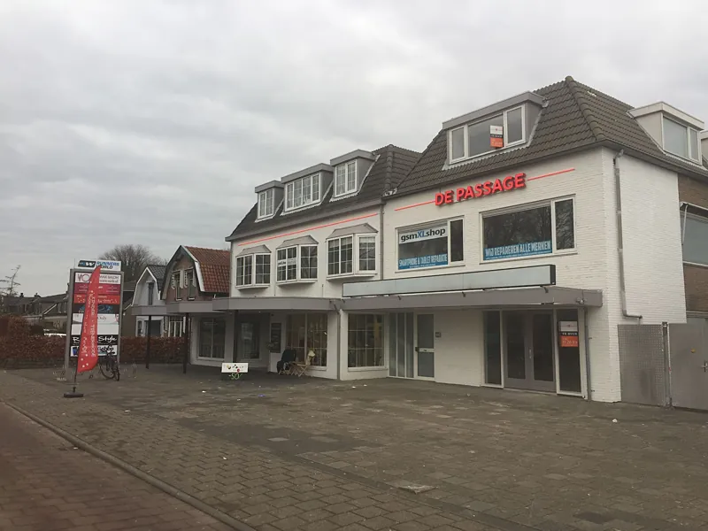 Het gebouw De Passage aan de Rijksstraatweg, met gsmXLshop op de eerste gevel